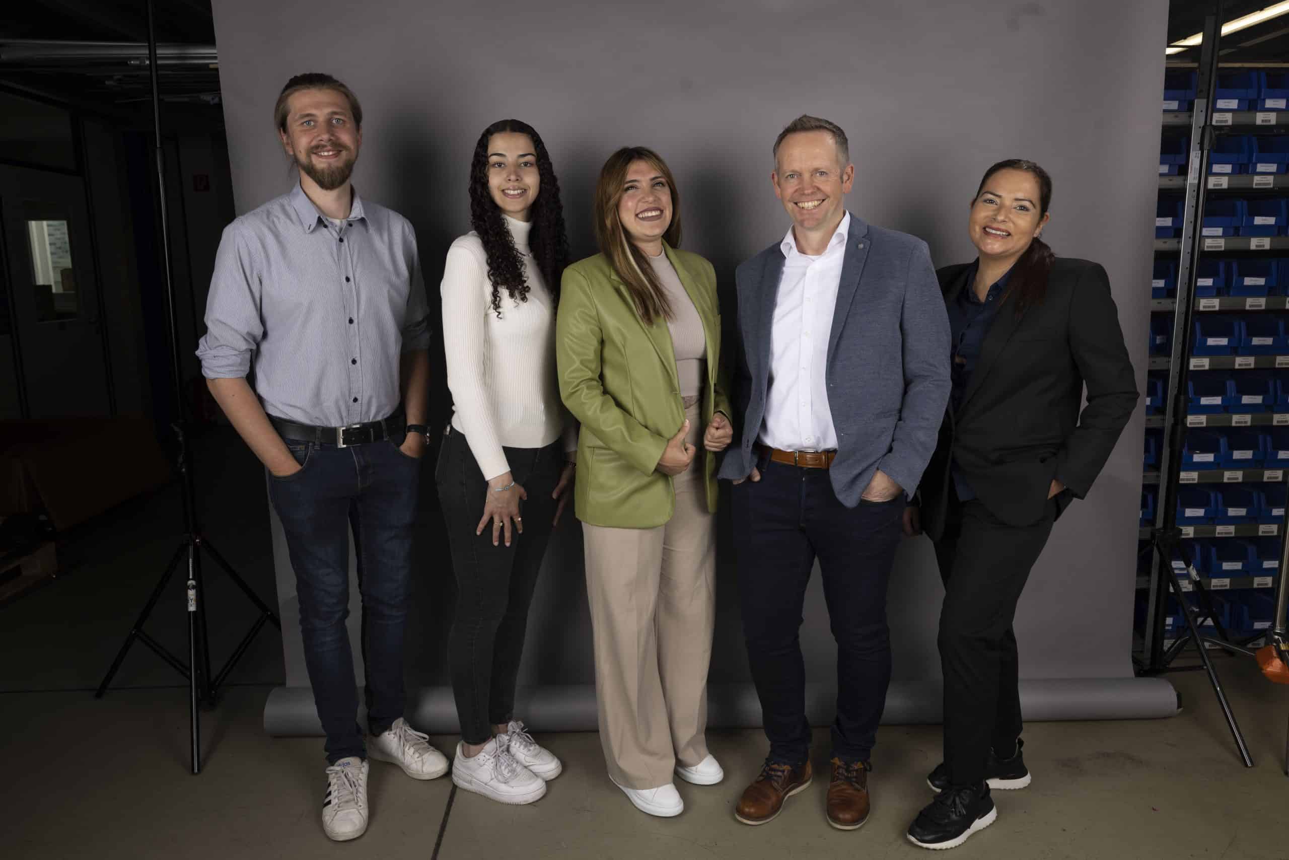 Gruppenfoto Lösi, grauer Hintergrund Lager