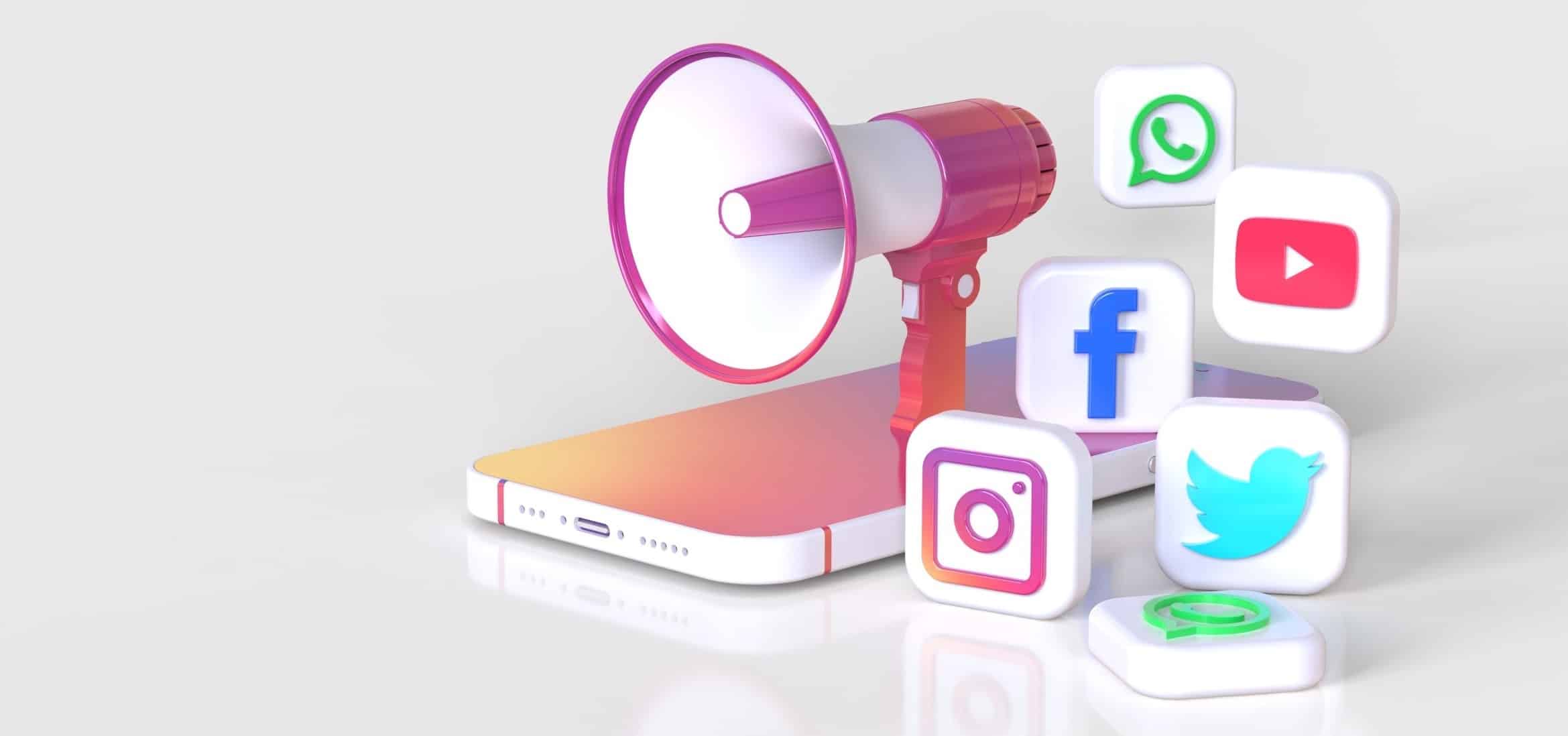 Diverse Social Media Logos mit Megafon auf Smartphone