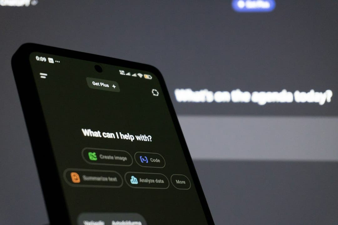 Sichtbarkeit in KI-Suchmaschinen: Optimierungstipps 2 KI-Assistent auf einem Smartphone beantwortet eine Suchanfrage im Dialog